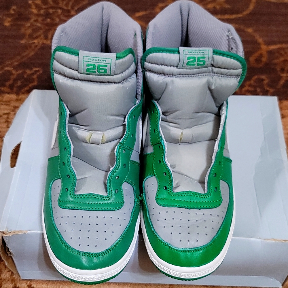 VINTAGE MEN NIKES